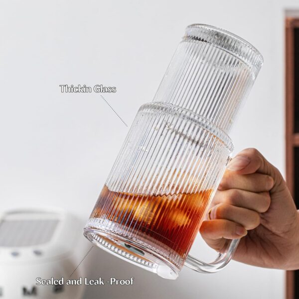 CLARA – Stilren Ribbet Glass Tumbler med Håndtak og Lokk for Kalde og Varme Drikker - Bilde 8