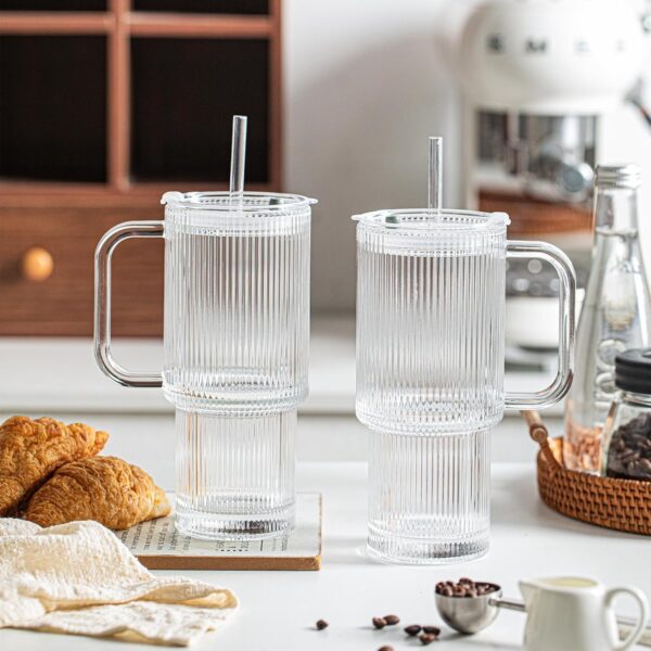 CLARA – Stilren Ribbet Glass Tumbler med Håndtak og Lokk for Kalde og Varme Drikker - Bilde 3