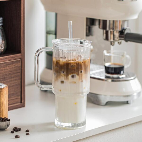 CLARA – Stilren Ribbet Glass Tumbler med Håndtak og Lokk for Kalde og Varme Drikker - Bilde 4